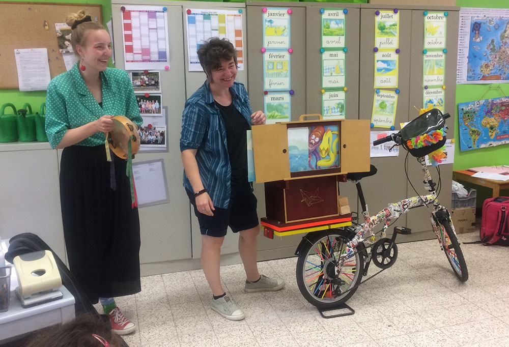 Un vélo-kamishibaï à la bibliothèque